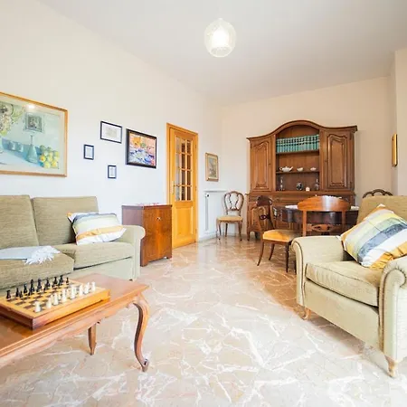 La Casa Del Libro Apartment *